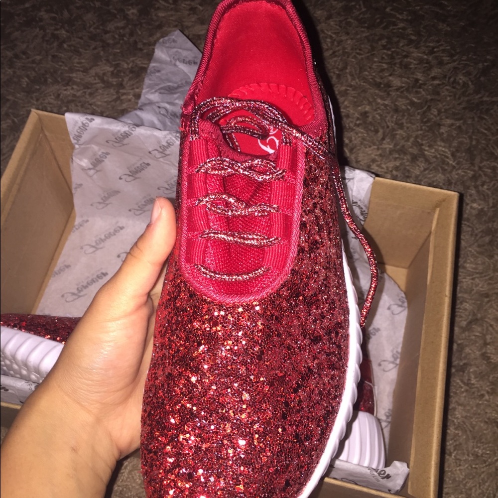 Red shoes - Picture 3 of 8
